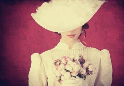 Frau im viktorianischen Stil mit Blumen-Bouquet in der Hand