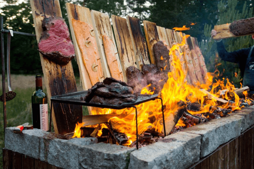 Fisch und Fleisch beim Outdoor Cooking am offenen Feuer