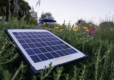 Solarpanel im Garten kann auch ein nachhaltiges Gartenhaus mit Strom versorgen.
