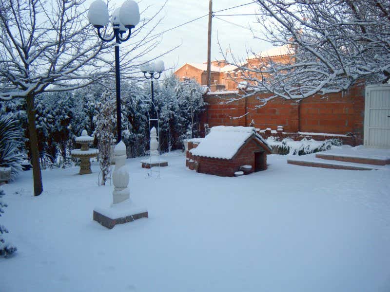 Garten mit Schnee und Hundehütte GartenHaus Magazin